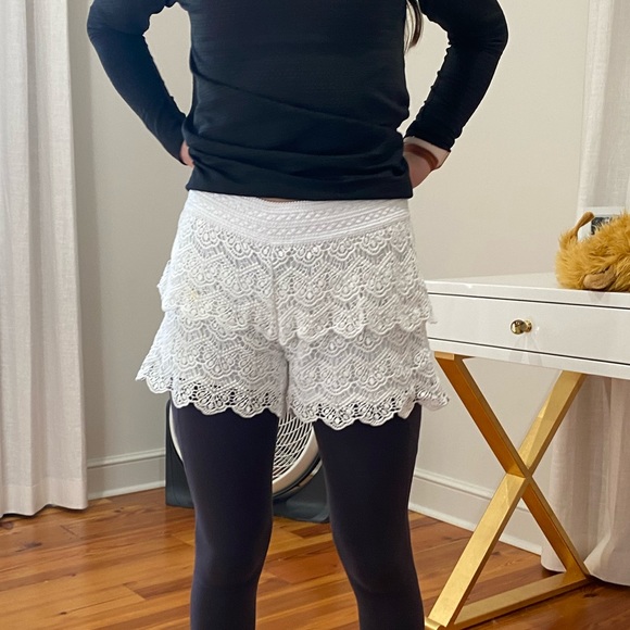 White layered shorts - Picture 2 of 3